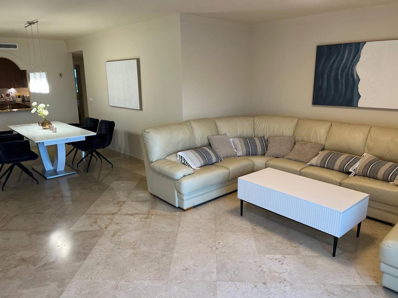 Piso 2 Habitaciones, Salon 2 Bano En Puerto Banus Vista Mar ! Marbella