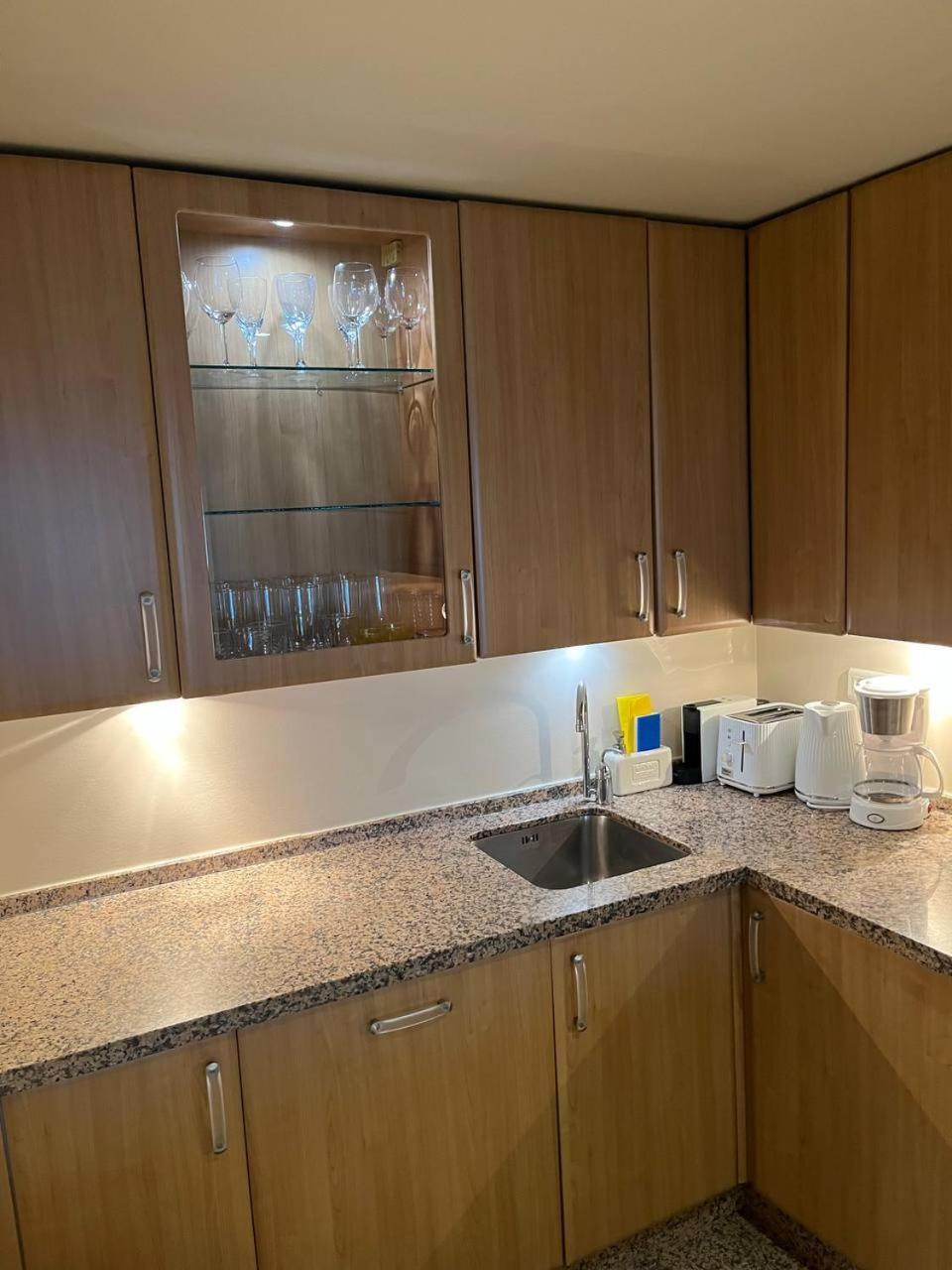 Piso 2 Habitaciones, Salon 2 Bano En Puerto Banus Vista Mar ! Apartment