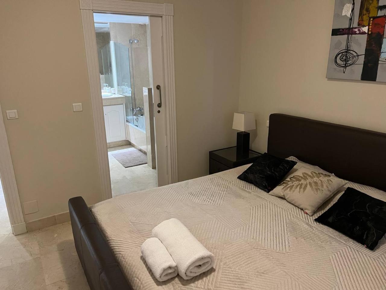 Apartment Piso 2 Habitaciones, Salon 2 Bano En Puerto Banus Vista Mar ! *